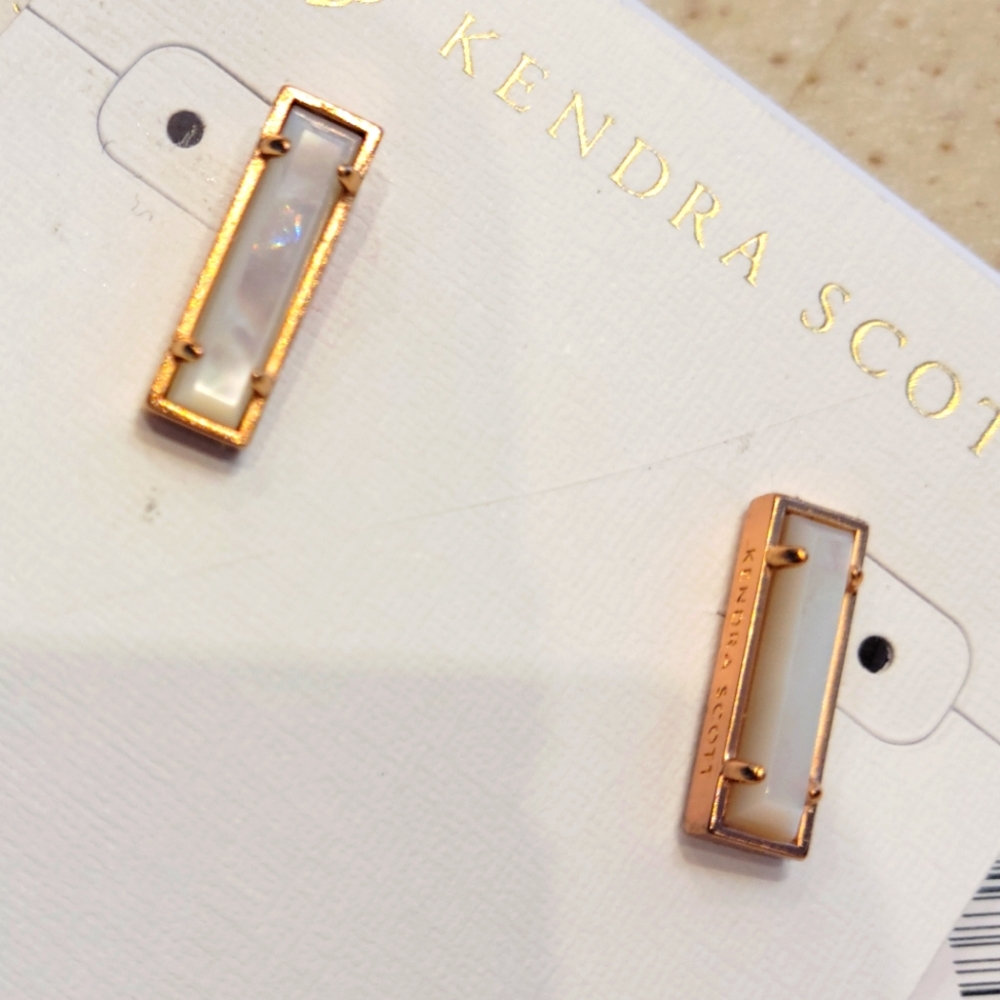 Kendra Scott NWT Lady earrings in Mother of pearl set in rose gold